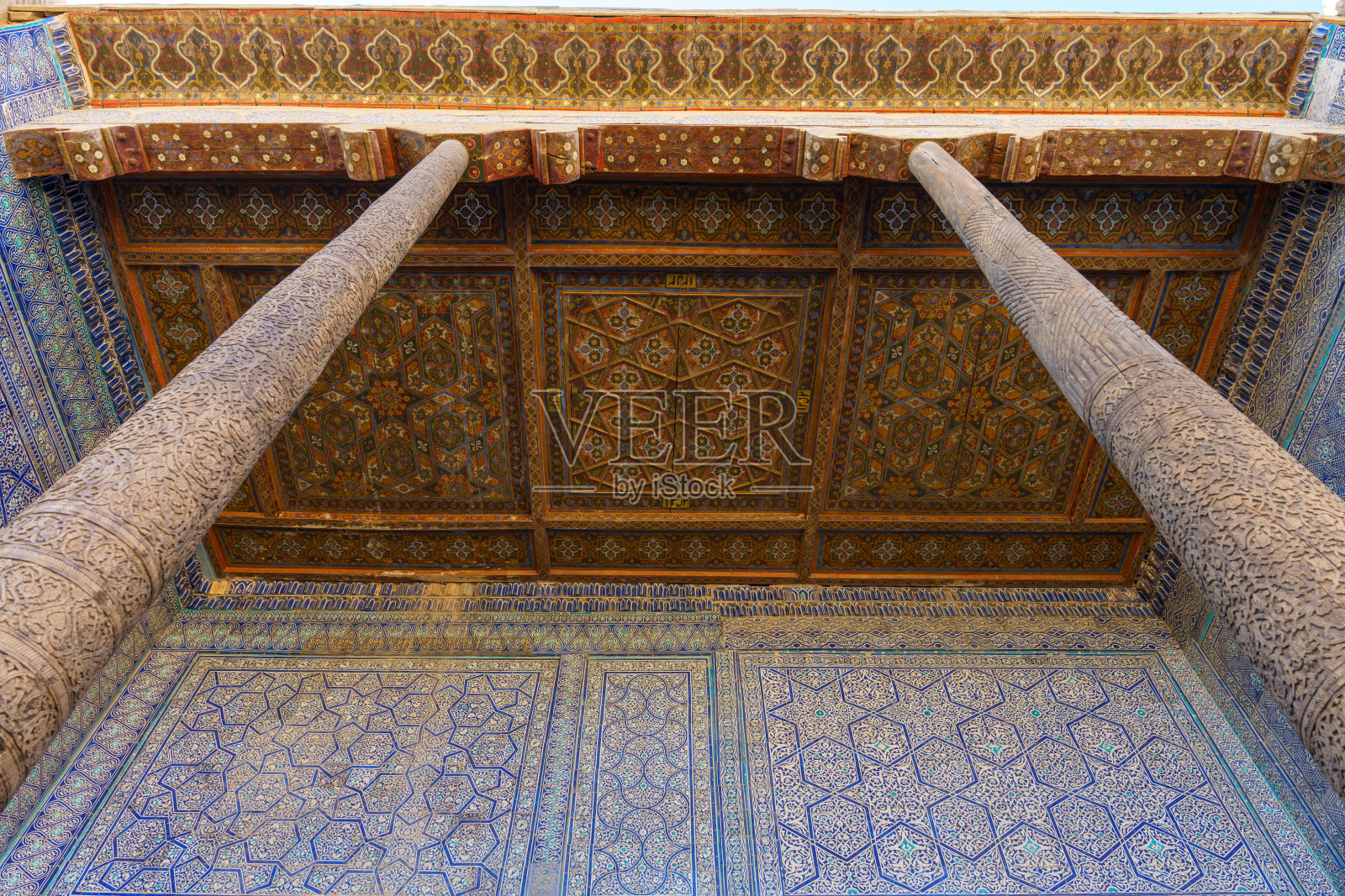 这座建筑的蓝色和棕色天花板有很多细节。照片摄影图片