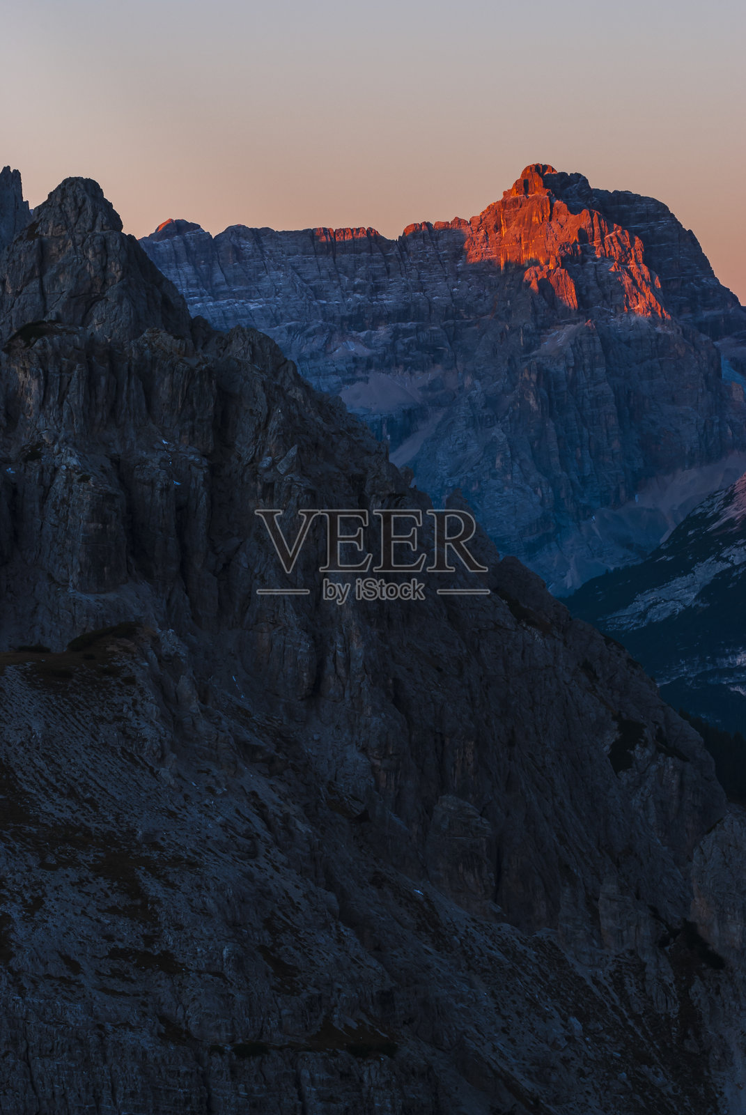多洛米蒂山脉的晨光照片摄影图片