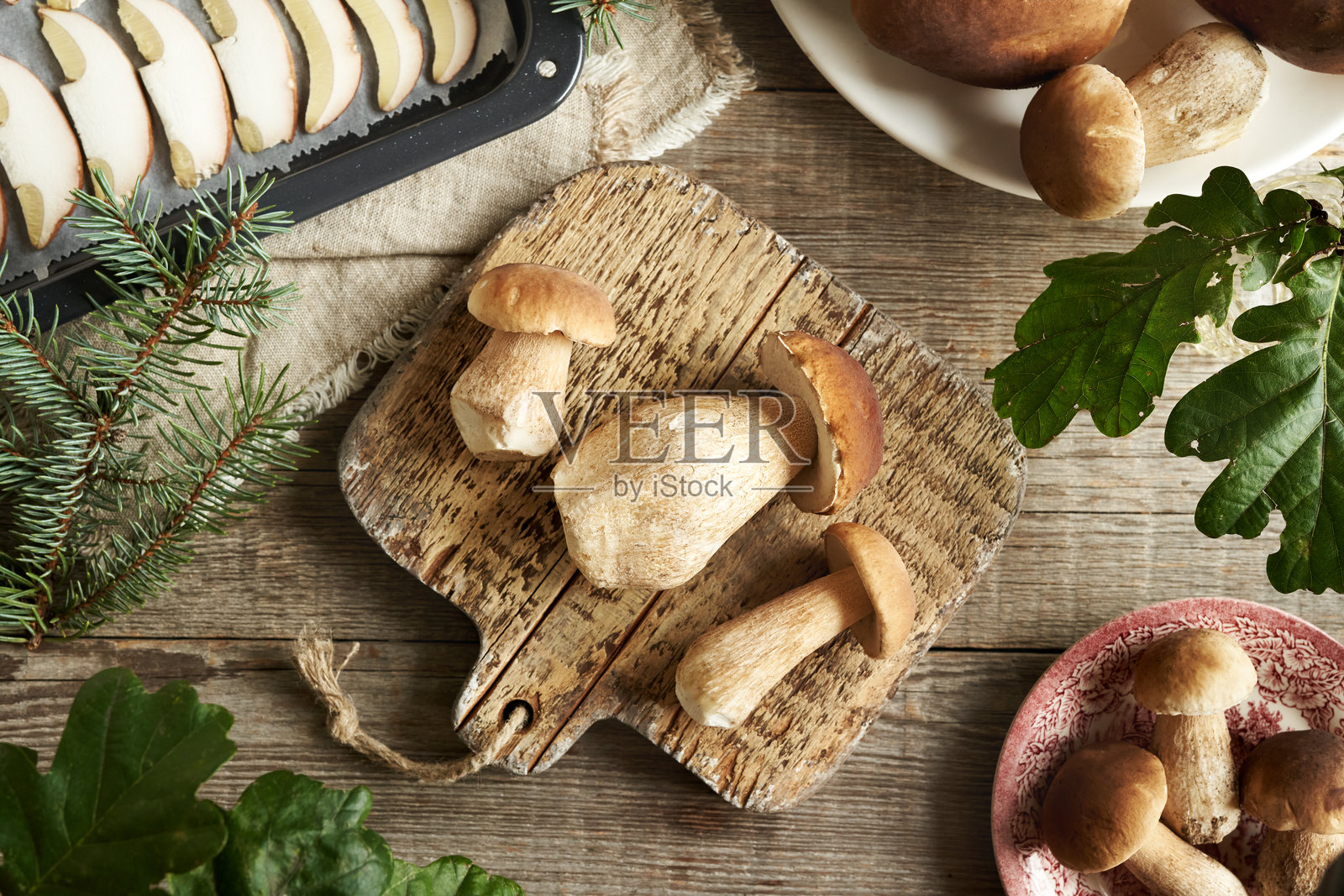 新鲜的牛肝菌或王牛肝菌在木桌上的俯视图照片摄影图片