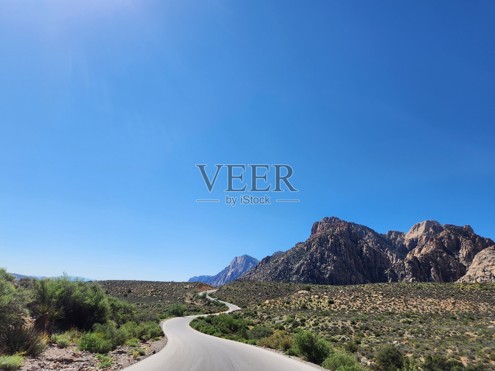 内华达沙漠的风吹拂道路照片摄影图片