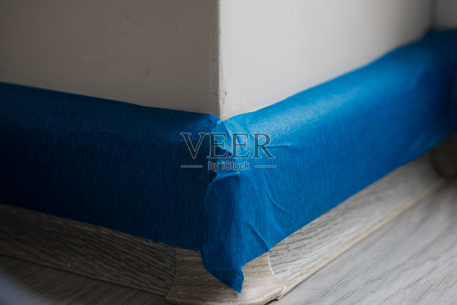 蓝色胶带缠绕在墙角上照片摄影图片
