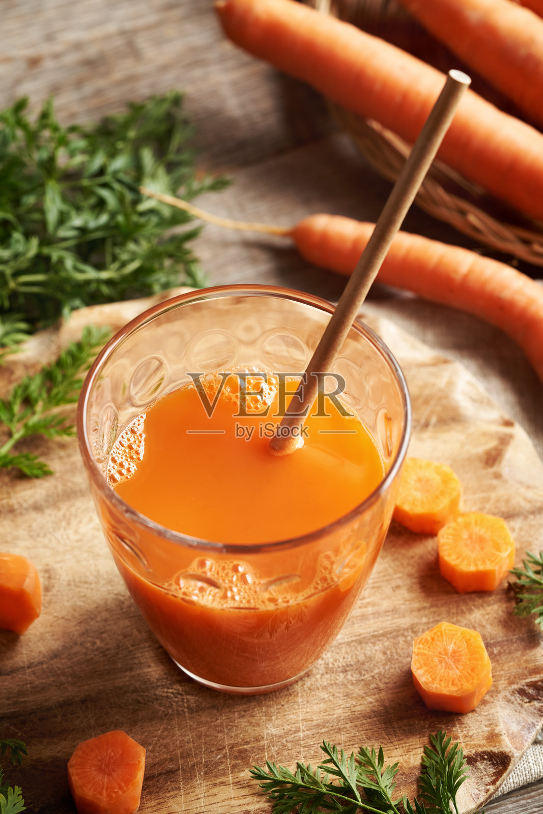 一杯新鲜的胡萝卜汁，配有生态纸吸管。零浪费。照片摄影图片