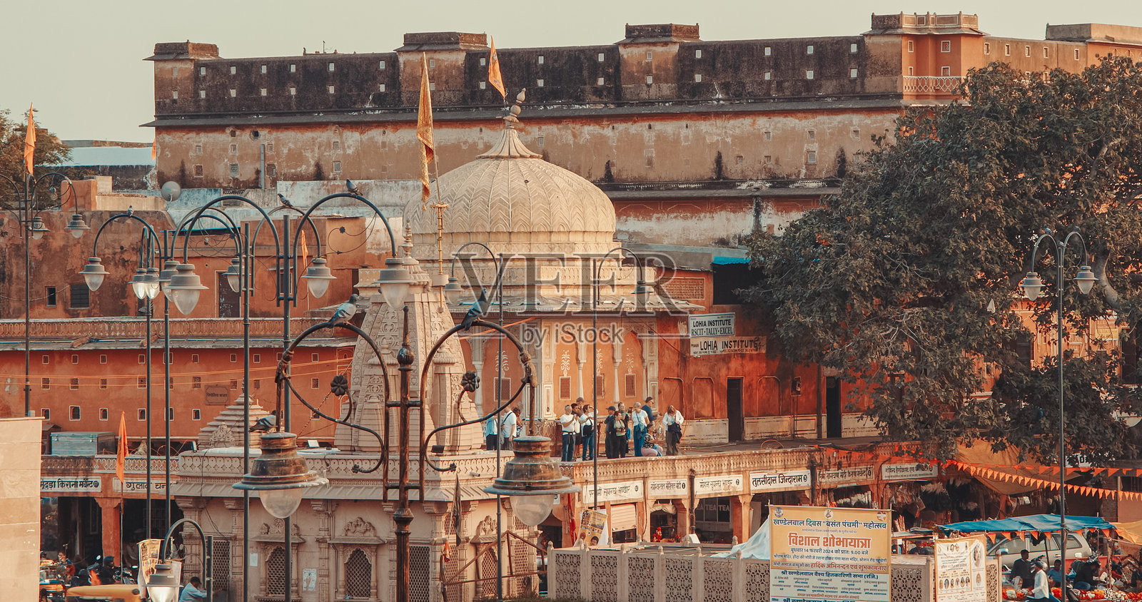 罗贾戈雷什瓦尔寺马哈德夫庙，位于斋浦尔的小乔帕德。在地铁站建设期间，政府拆除了这座寺庙，但由于公众的强烈反对，寺庙得以重建。人们相信，在这里祈祷可以获得好工作。照片摄影图片