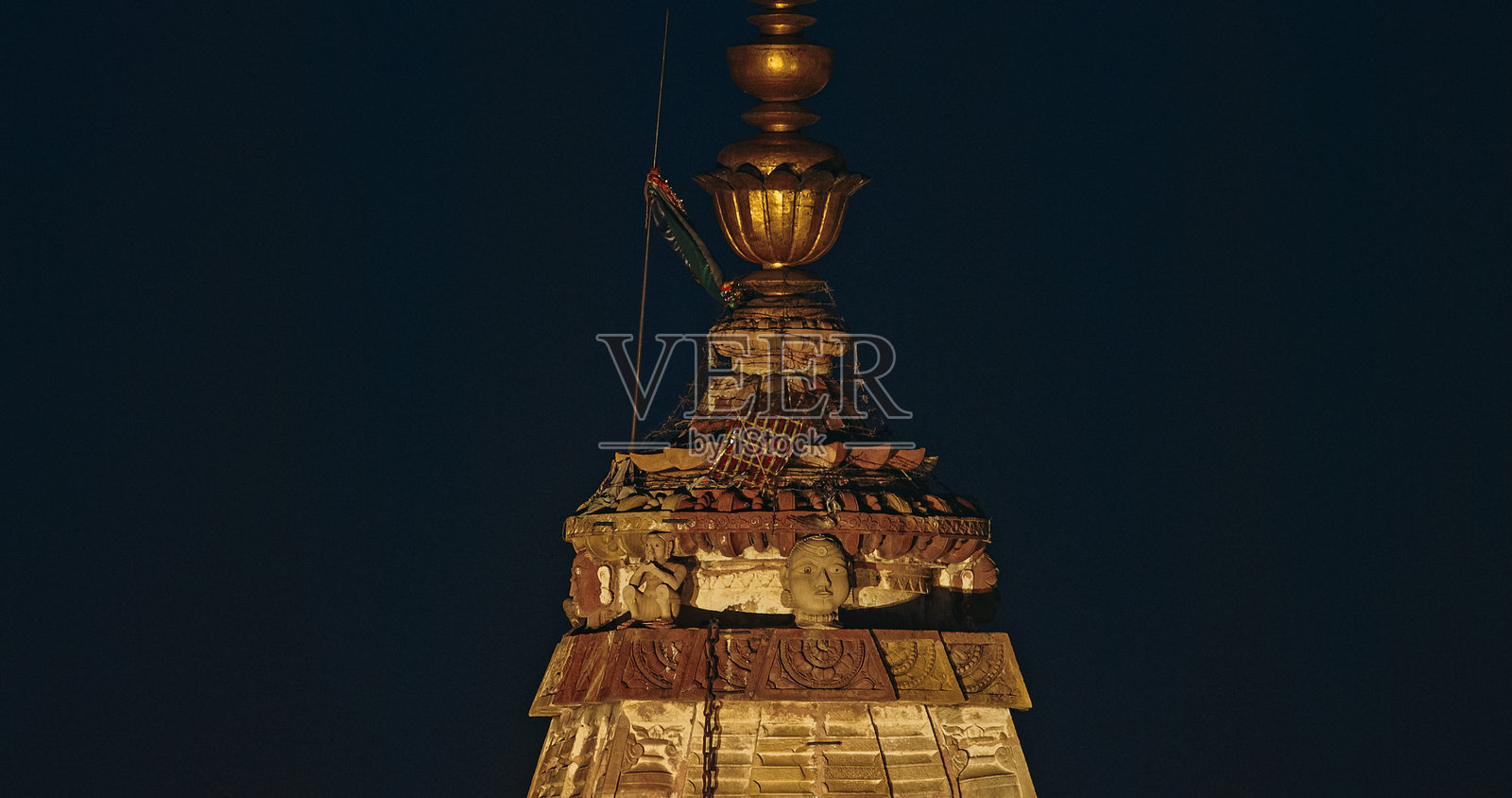 印度拉贾斯坦邦斋浦尔。夜间照明下的希塔拉姆寺庙特写。寺庙位于小乔帕市场。寺顶上有大型阿玛拉卡和美丽的水瓶型尖顶。照片摄影图片