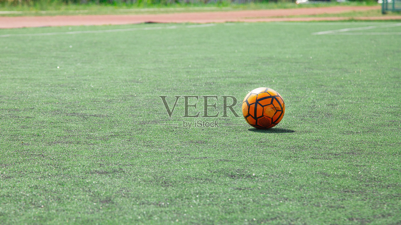 足球在场地上。横向运动主题。照片摄影图片