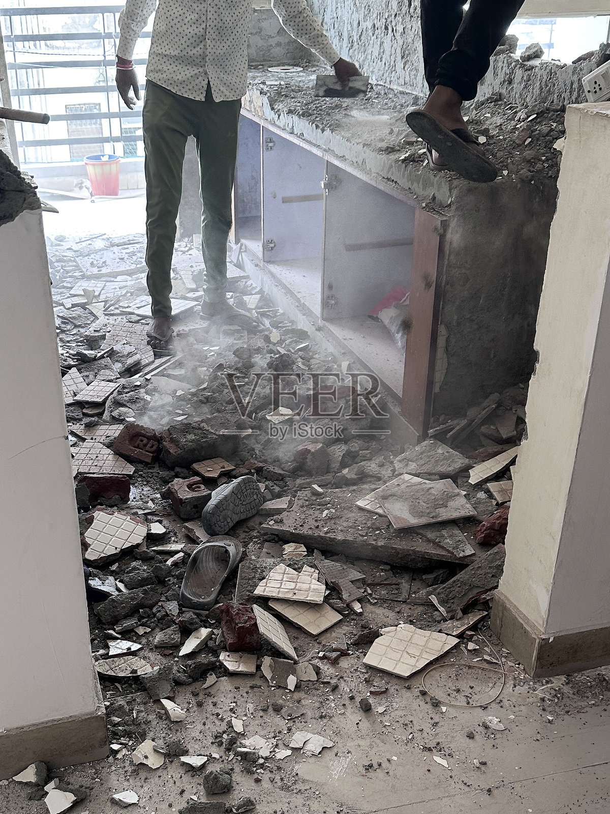 家居改善的图像，展示了橱柜、柜子、混凝土台面 / 手工艺人在进行中的建筑工作照片摄影图片