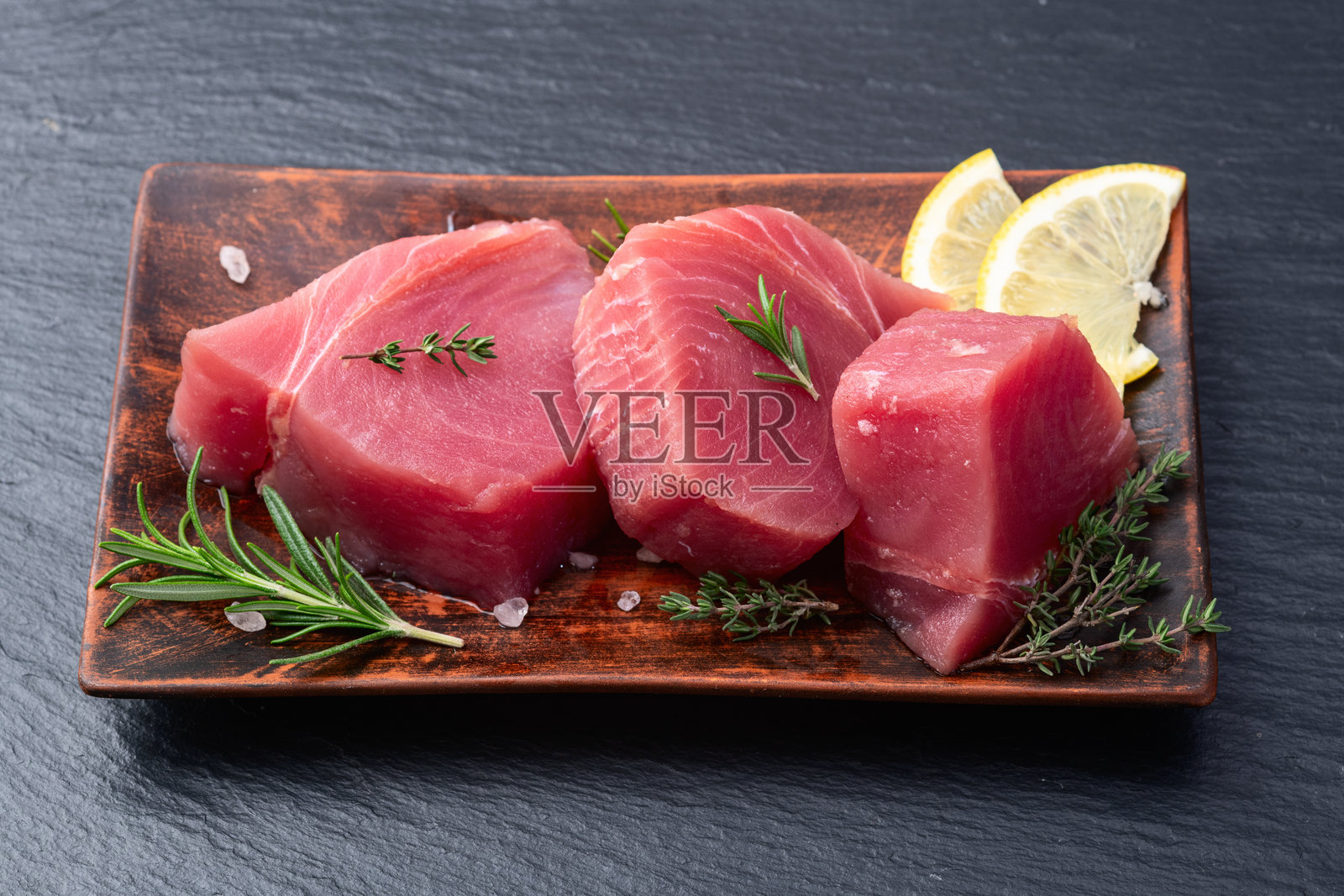 生鲜金枪鱼排（鱼片）摄影。俯视图照片摄影图片