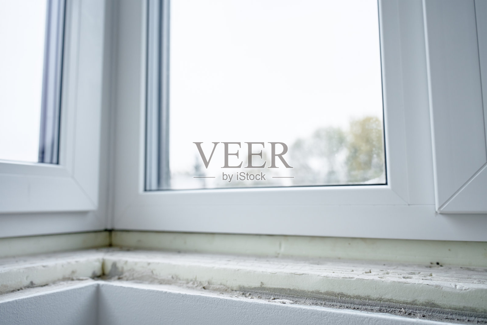 新公寓的装修。安装PVC窗户的窗台。照片摄影图片