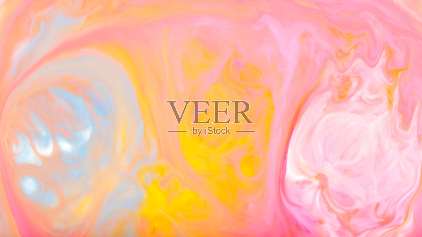 抽象流体艺术背景，充满动态运动的鲜艳粉色、黄色和蓝色旋涡照片摄影图片