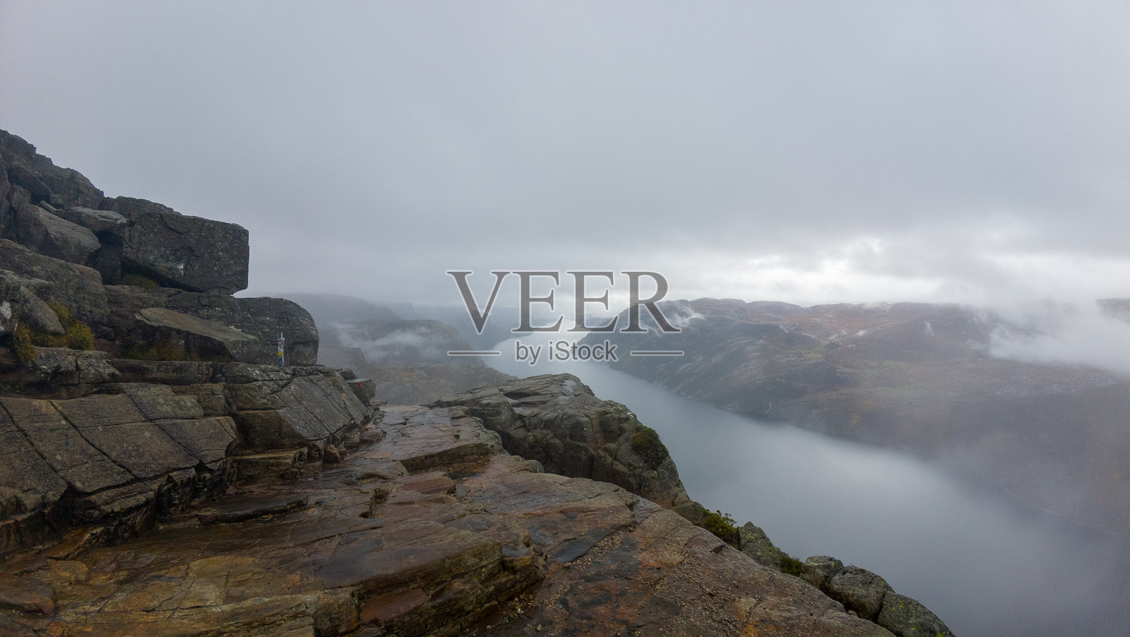 岩石悬崖上的雾霭峡湾景观照片摄影图片