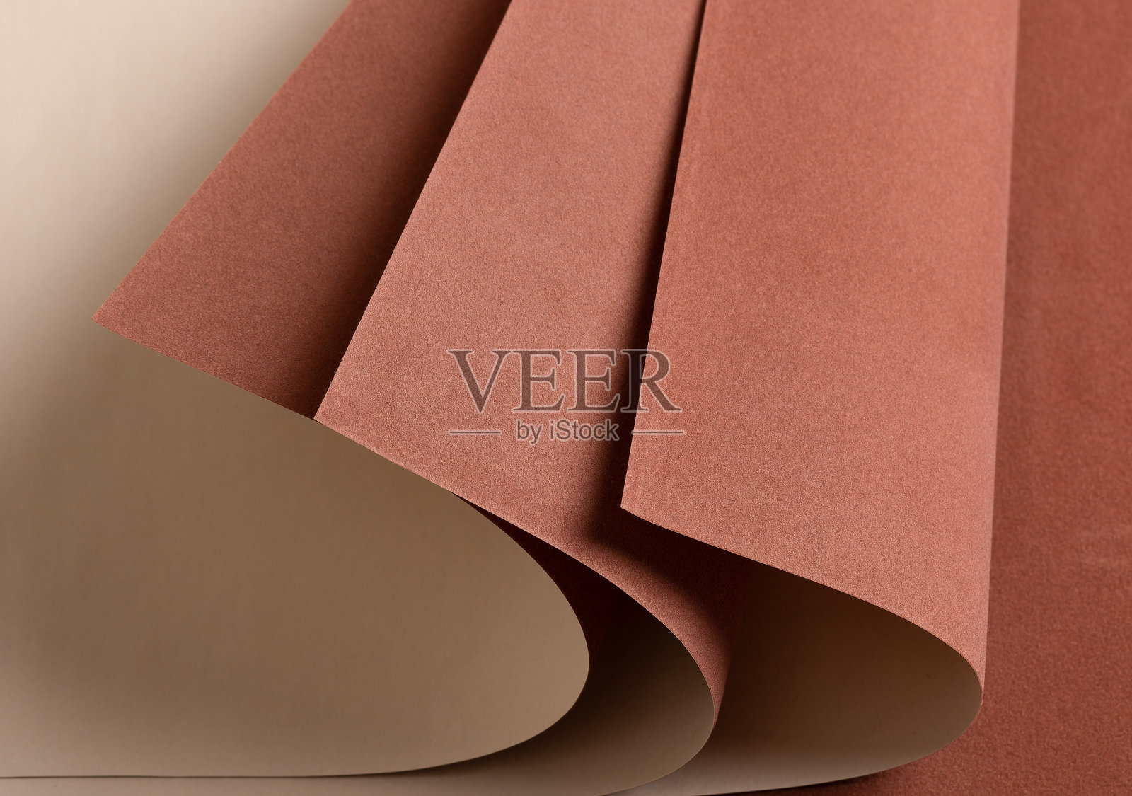 赤陶色天鹅绒质感设计纸，表面柔和哑光。丰富的红褐色纸张。照片摄影图片