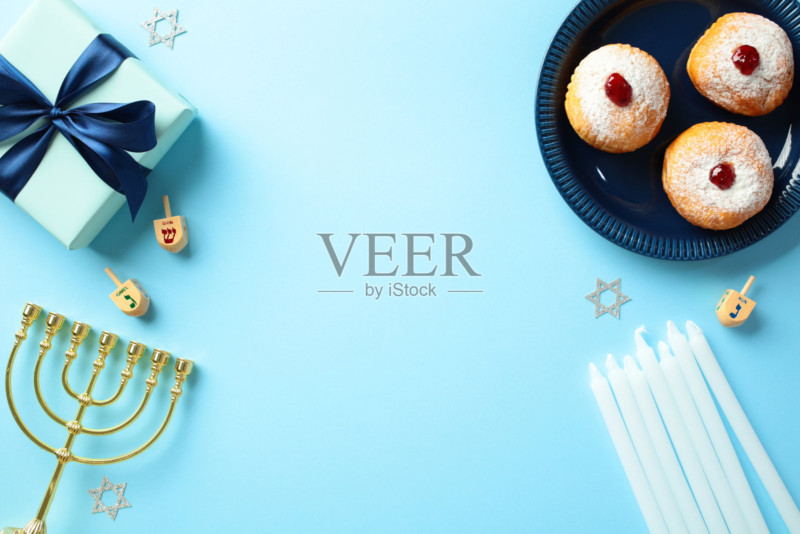 光明节庆祝活动，配有烛台和果酱甜甜圈。非常适合节日文章和设计项目，背景为蓝色，展示了烛台、果酱甜甜圈和礼物等传统符号。照片摄影图片