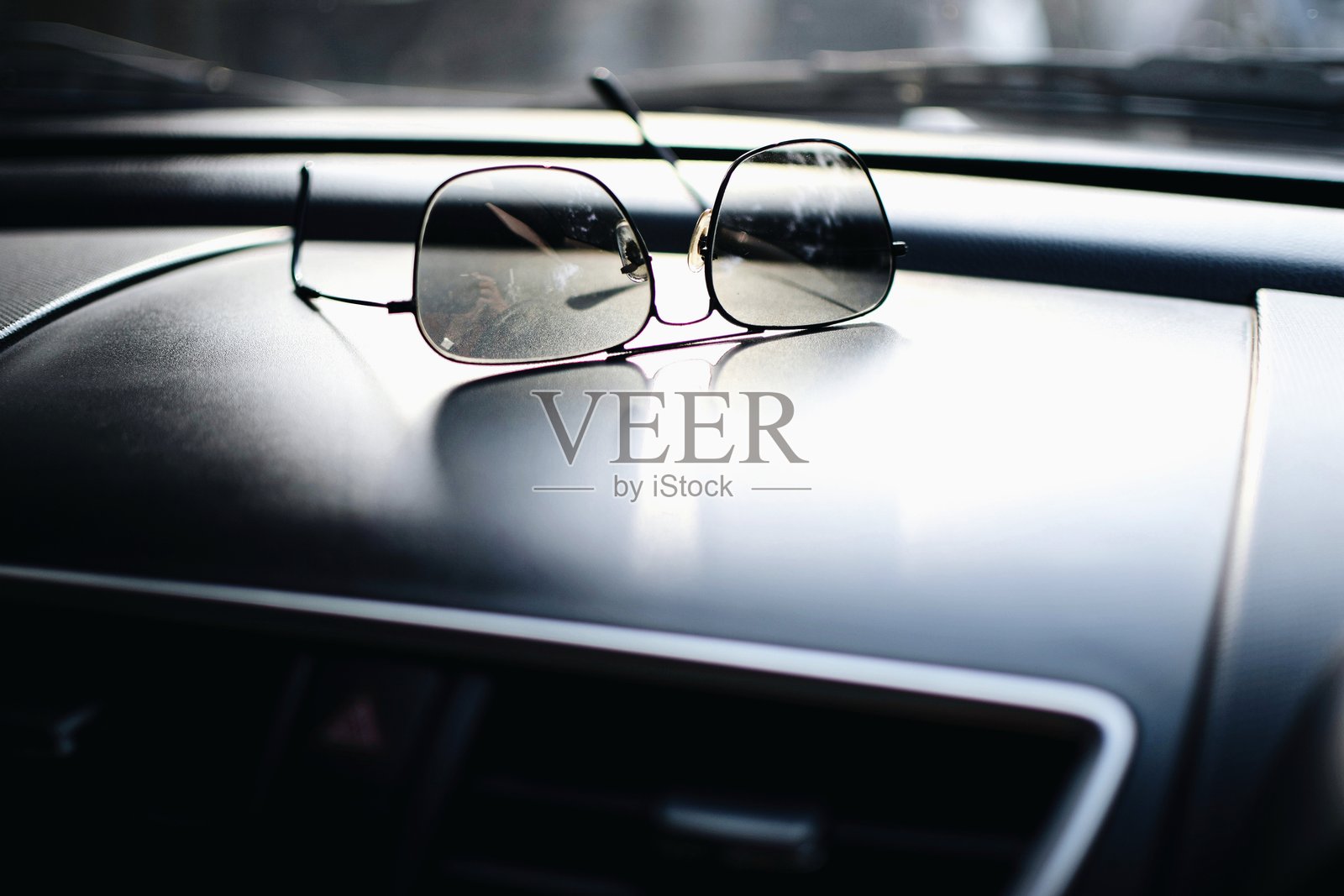 仪表盘上的太阳镜特写照片摄影图片