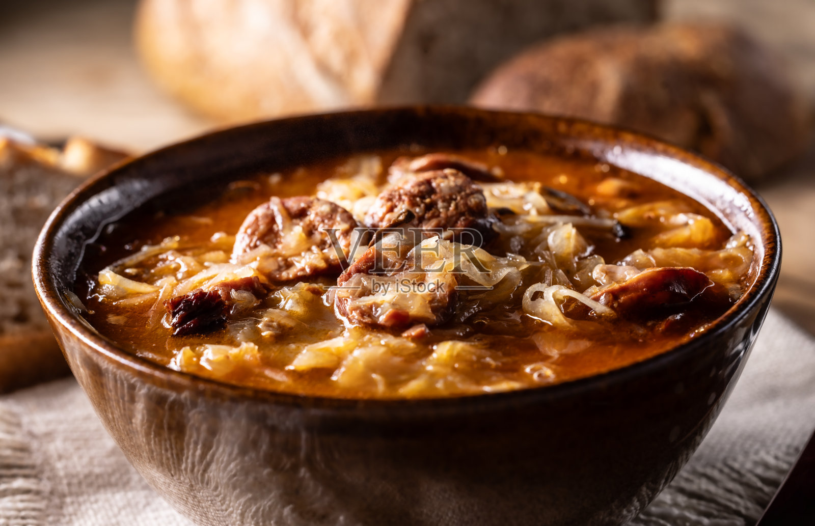 圣诞卷心菜汤，传统的东欧圣诞菜肴。照片摄影图片