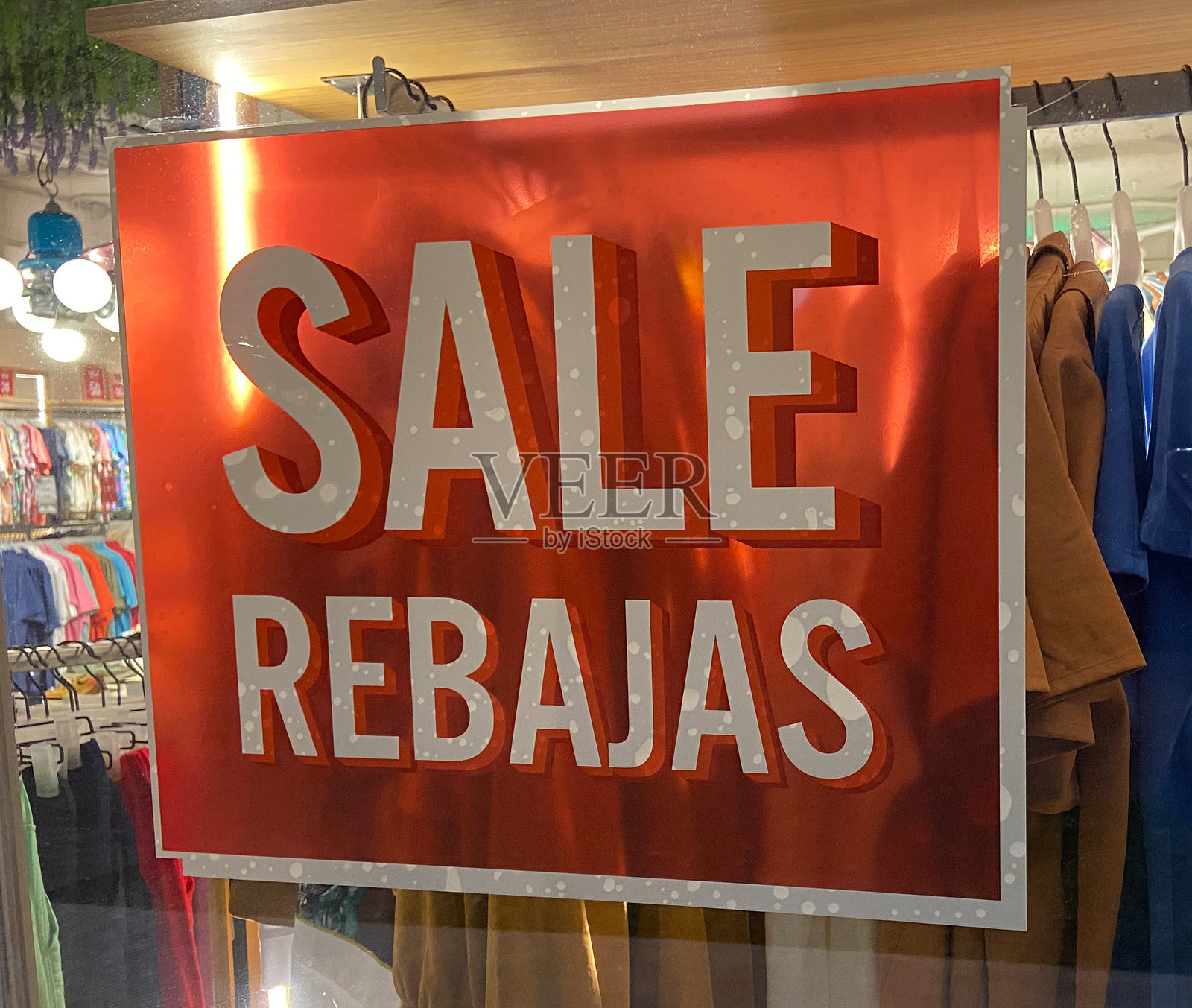 购物中心的促销广告牌。折扣。消费者主义公告。照片摄影图片