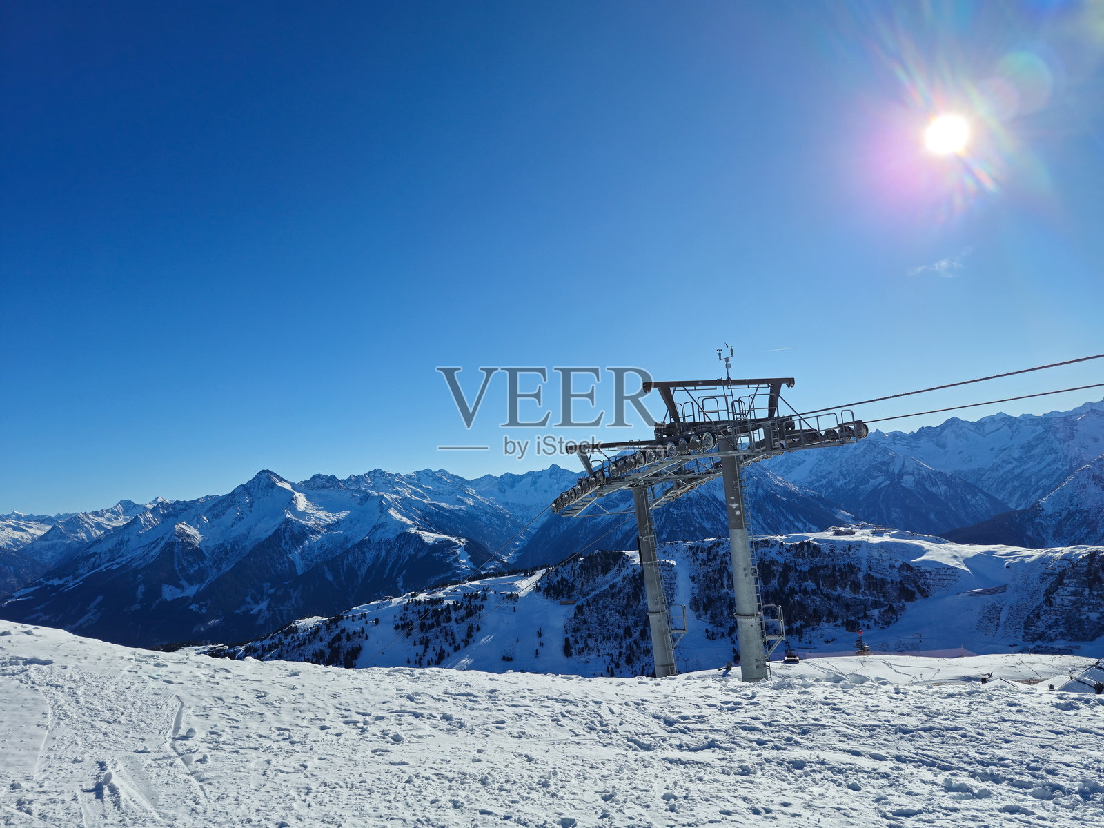 滑雪度假村阳光明媚的日子里，滑雪缆车与美丽的冬季风景。奥地利阿尔卑斯山脉，蒂罗尔地区。照片摄影图片