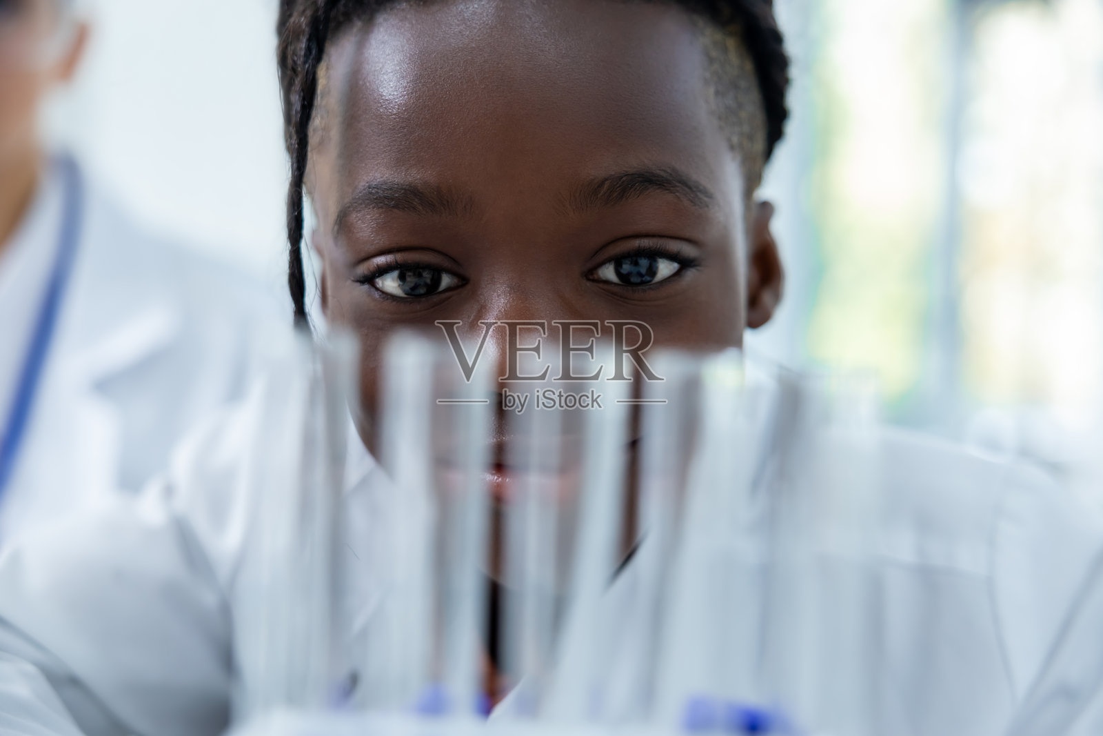 实验室中的女性医务工作者使用移液管对样本进行实验，分析试管。照片摄影图片