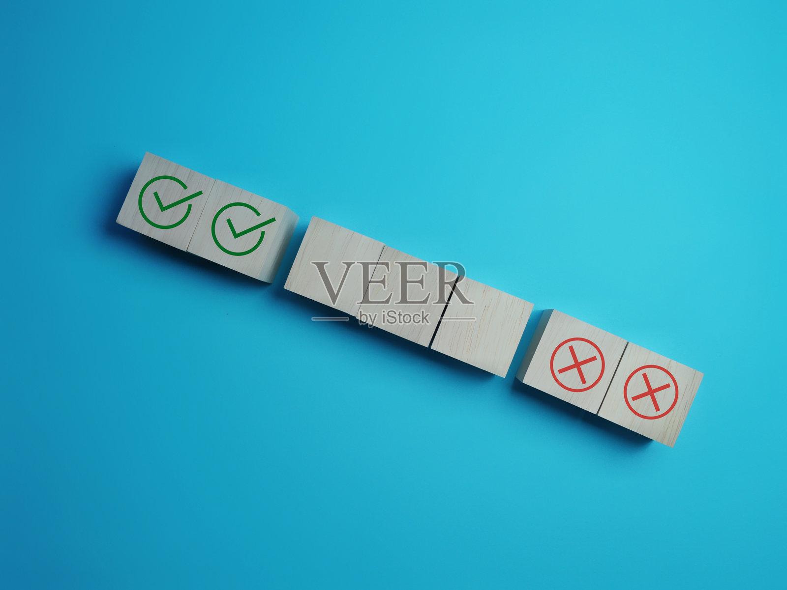 在空木块上做出正确和错误的选择照片摄影图片