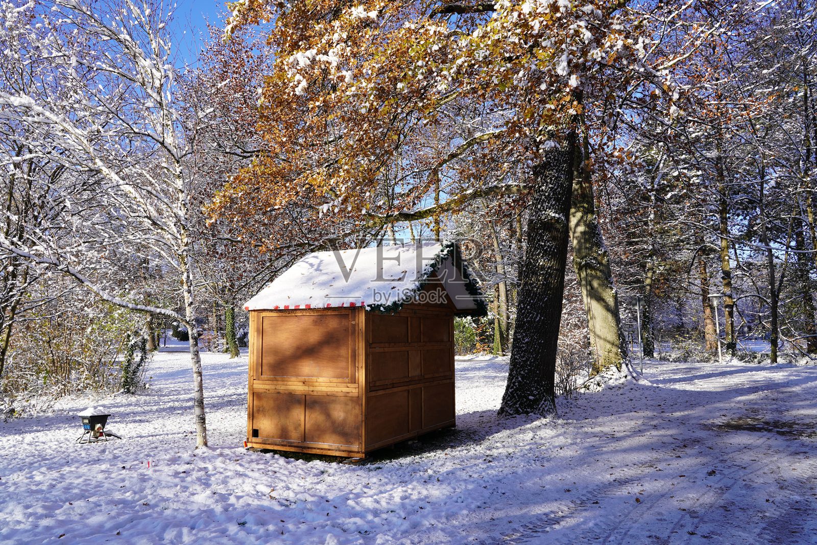 为圣诞市场做准备。冬季的欧洲。围绕池塘的圣诞市场。被雪覆盖的圣诞市场。巴德艾宾格的库尔公园正在为圣诞集市做准备。照片摄影图片