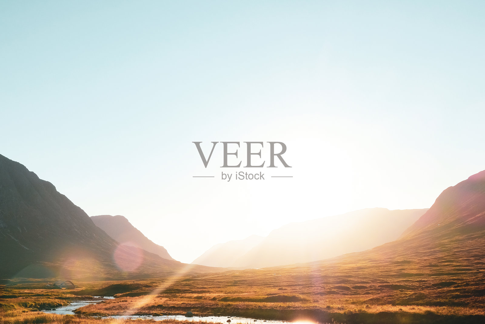 日落时分，天空映衬下的山脉美景照片摄影图片