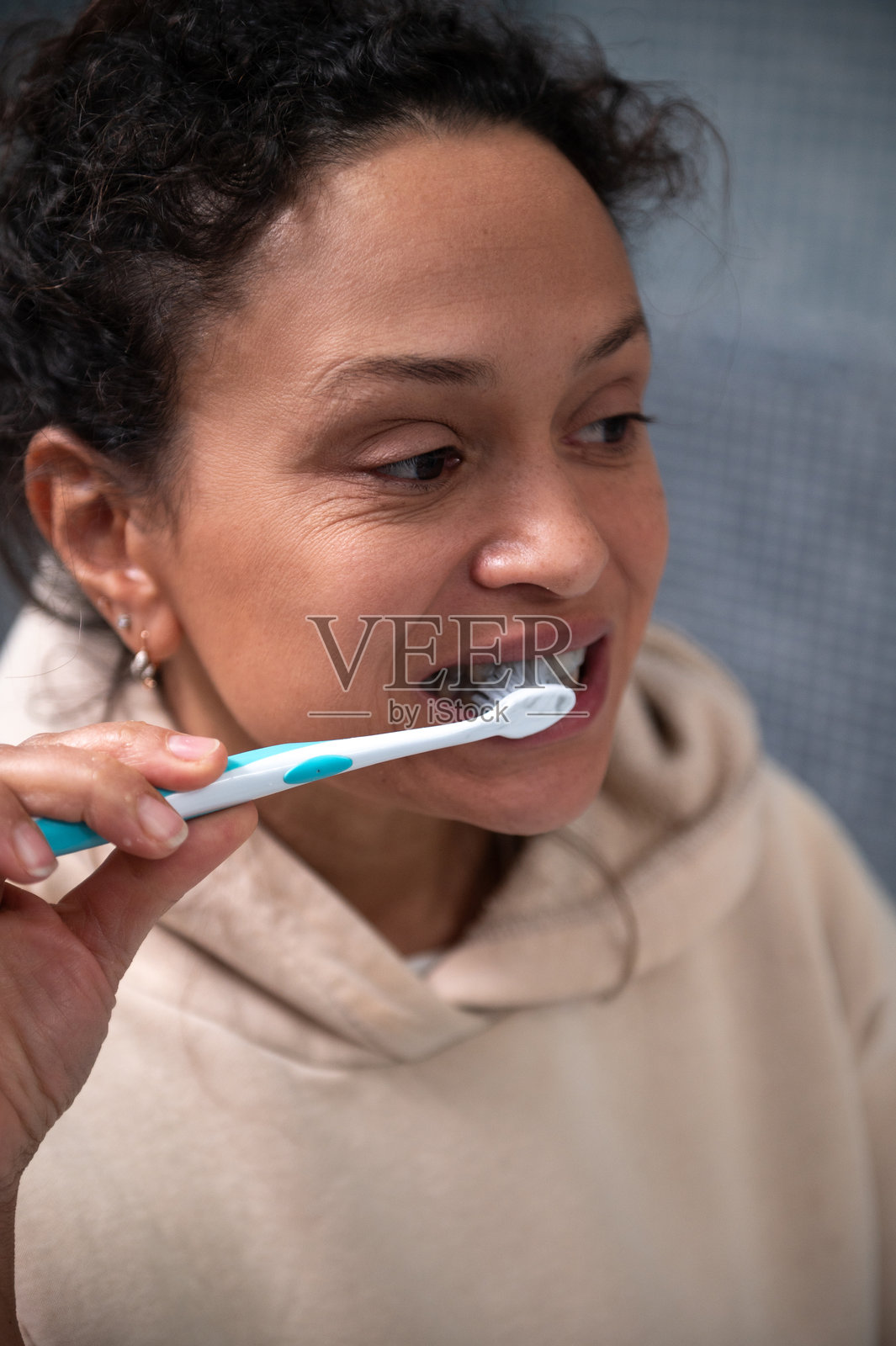 女性刷牙以保持健康的口腔卫生习惯照片摄影图片