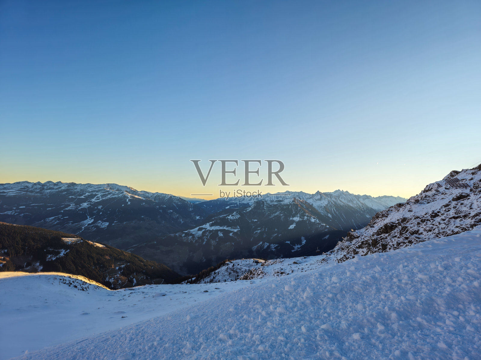 欧洲阿尔卑斯山脉阳光明媚的雪冬季风景背景山脉照片摄影图片