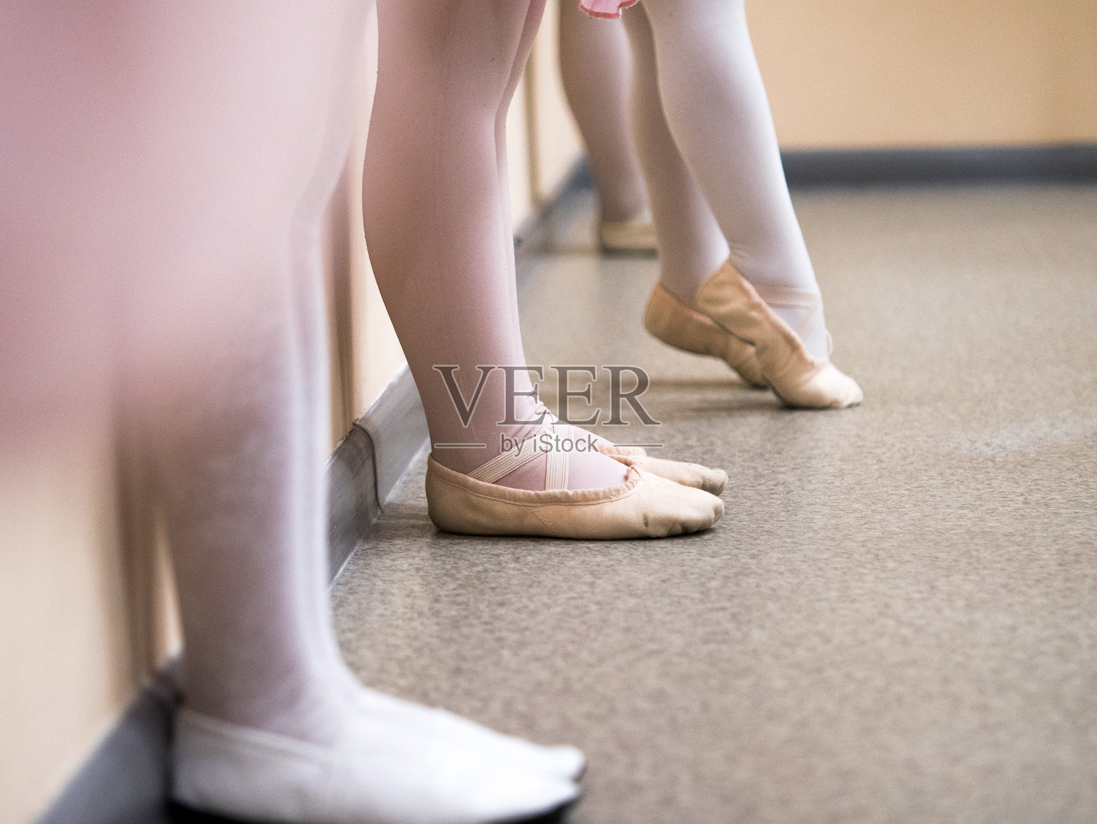芭蕾舞者的下半身站在地板上照片摄影图片