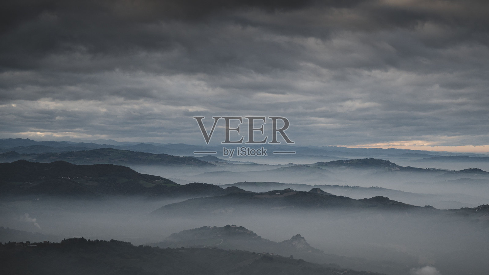 神秘的雾霭山景照片摄影图片