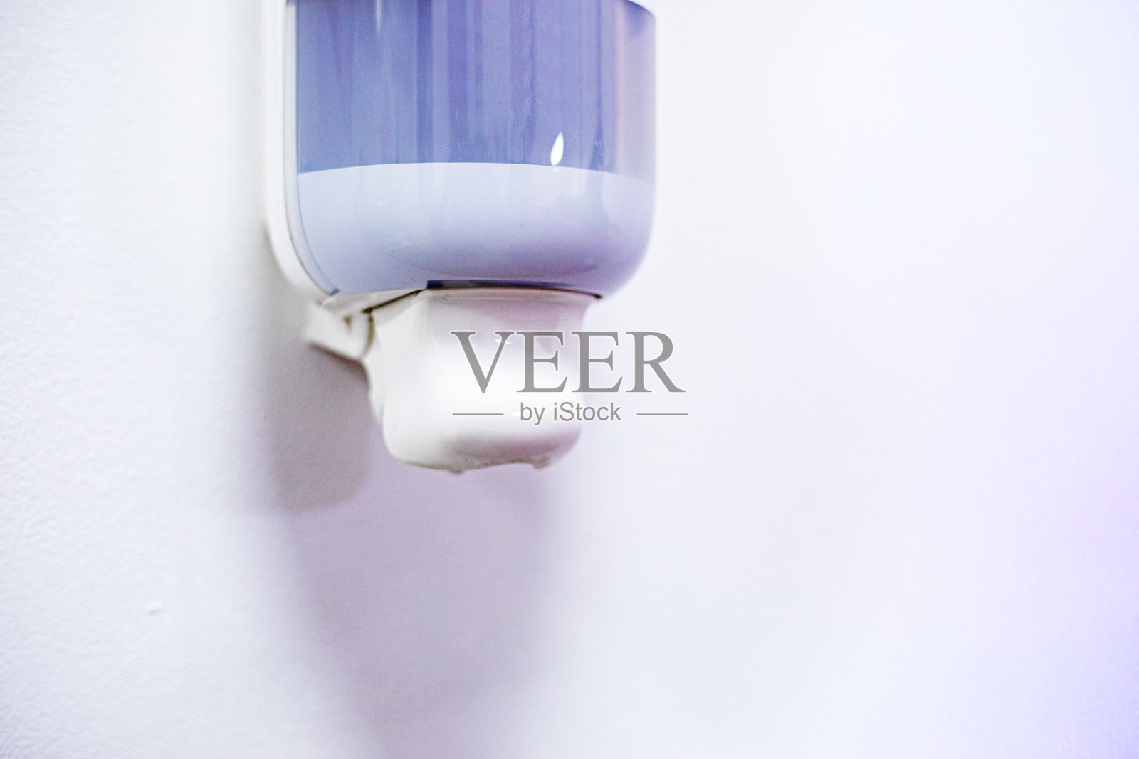 入口处的洗手液。防止流感、冠状病毒和其他病毒。照片摄影图片