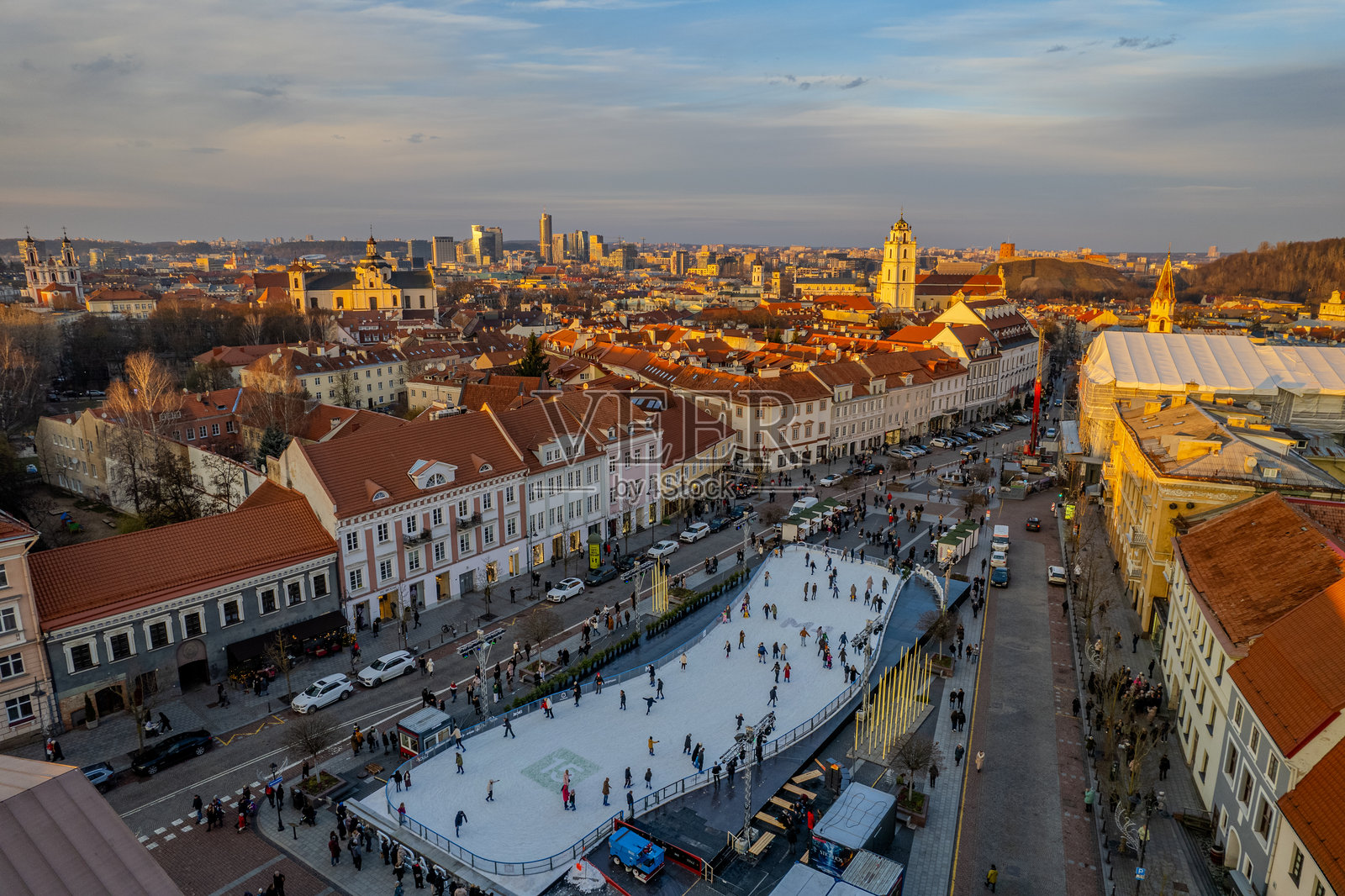 立陶宛维尔纽斯老城的冬季傍晚鸟瞰图，圣诞露天滑冰场照片摄影图片