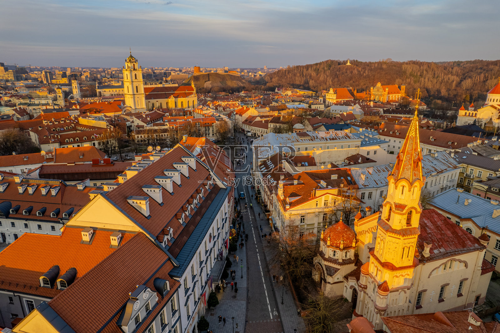 立陶宛维尔纽斯老城的冬季傍晚鸟瞰景观照片摄影图片
