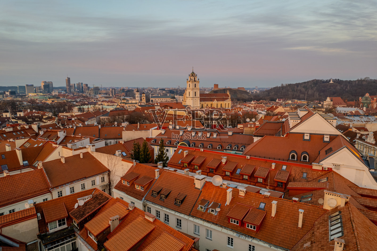 立陶宛维尔纽斯老城的冬季傍晚鸟瞰景观照片摄影图片