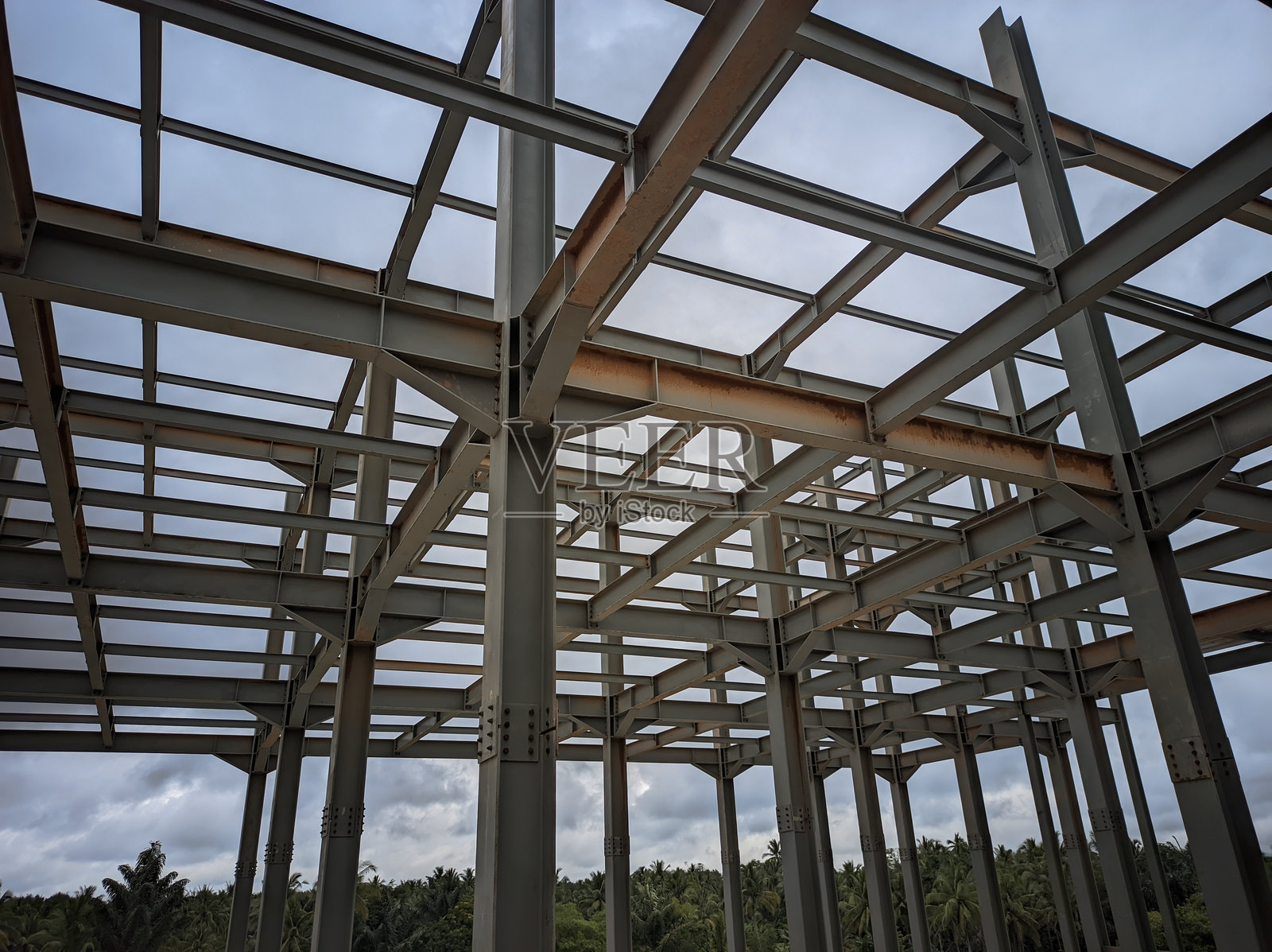 在多云的天空下的钢铁框架。照片摄影图片