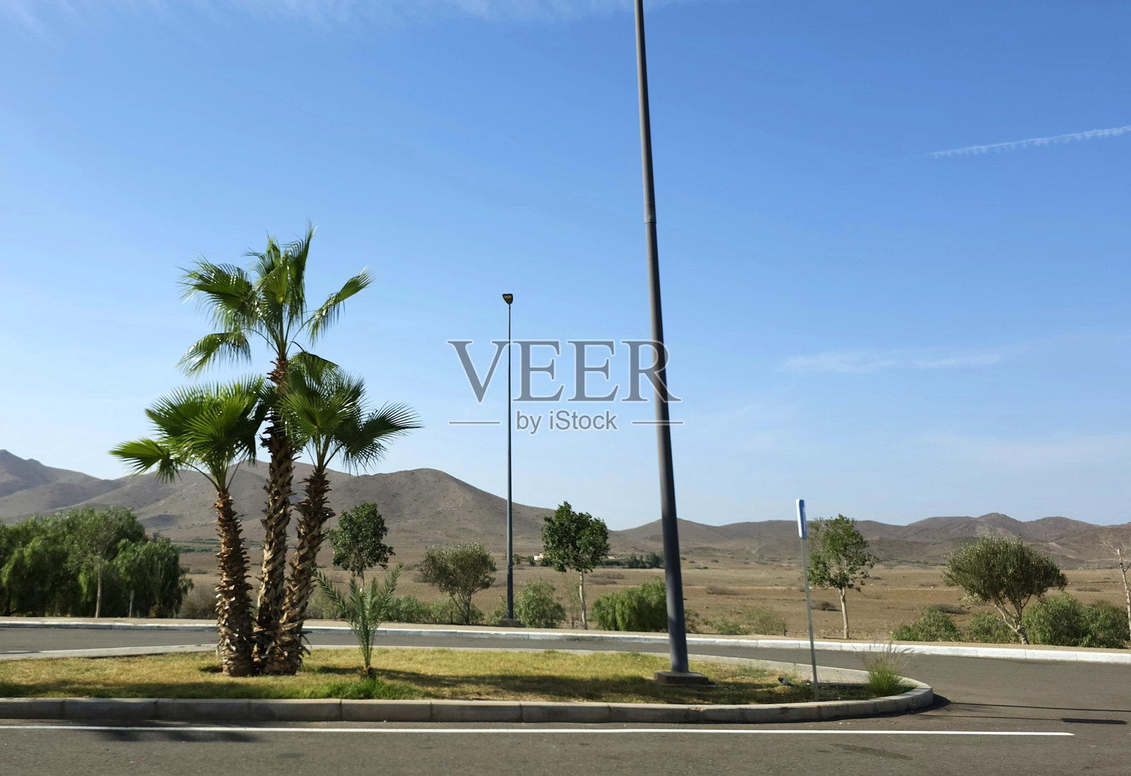 蔚蓝的天空与山脉的地平线融为一体照片摄影图片