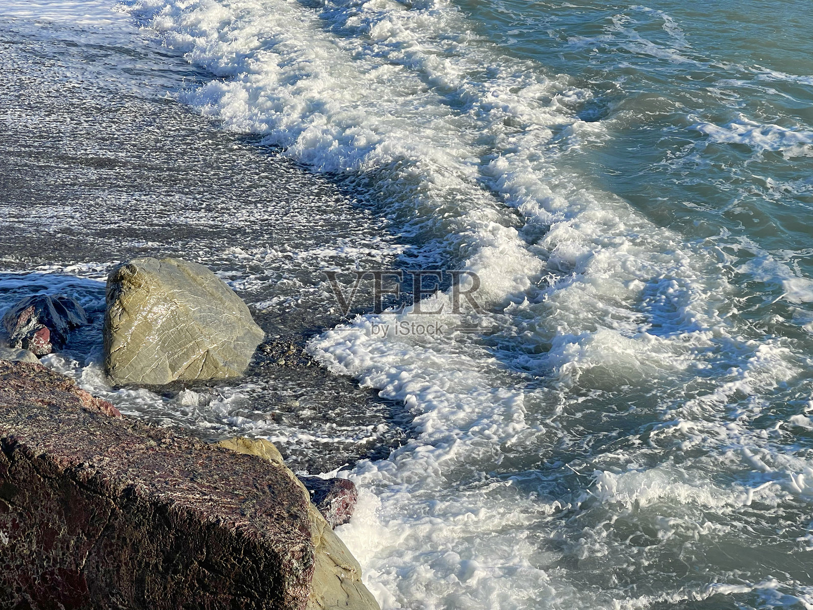 地中海的海浪拍打着岩石。照片摄影图片