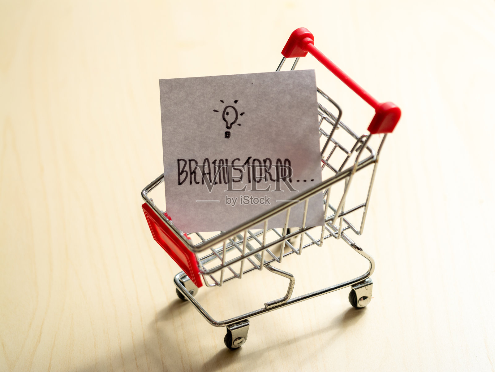 极简主义工作空间的头脑风暴会议，创新购物车概念照片摄影图片