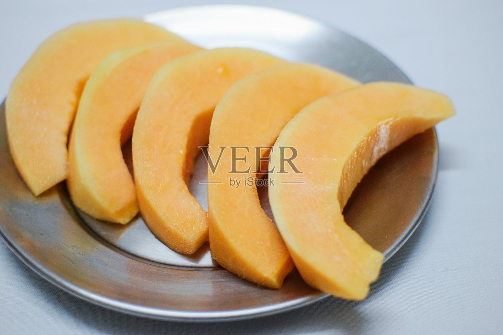 盘子里的哈密瓜片照片摄影图片