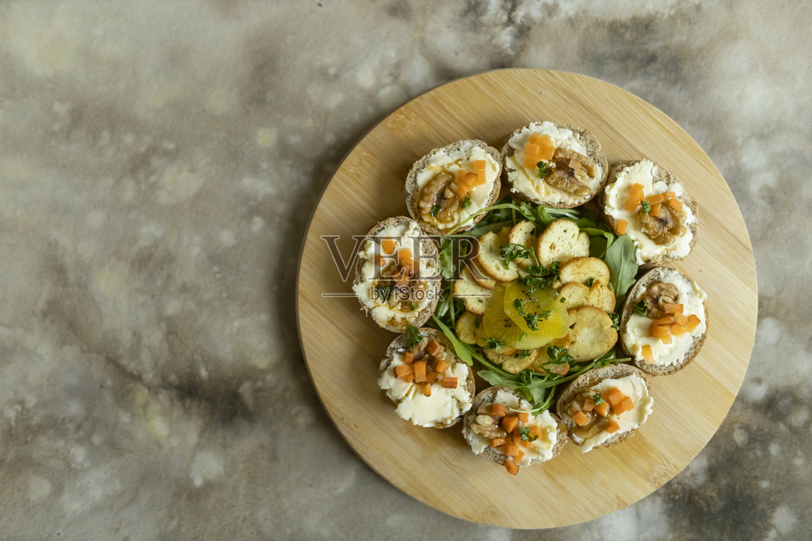 面包和饼干上的黄油。木板上的精美装饰。照片摄影图片