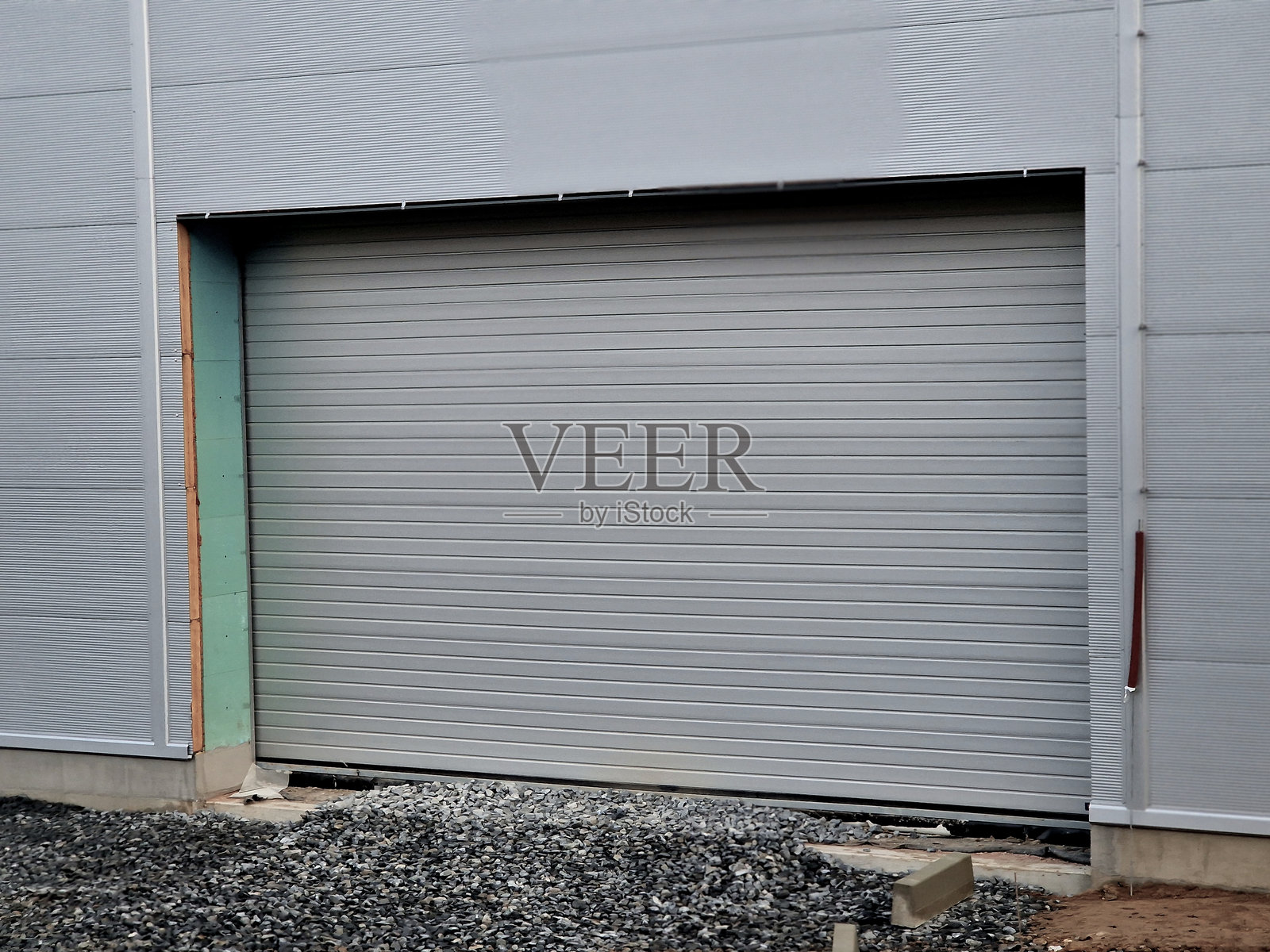 滑动车库门，顾名思义，是一种通过在轨道上滑动而向两侧移动的车库门。与上下移动的顶棚分段车库门不同。照片摄影图片