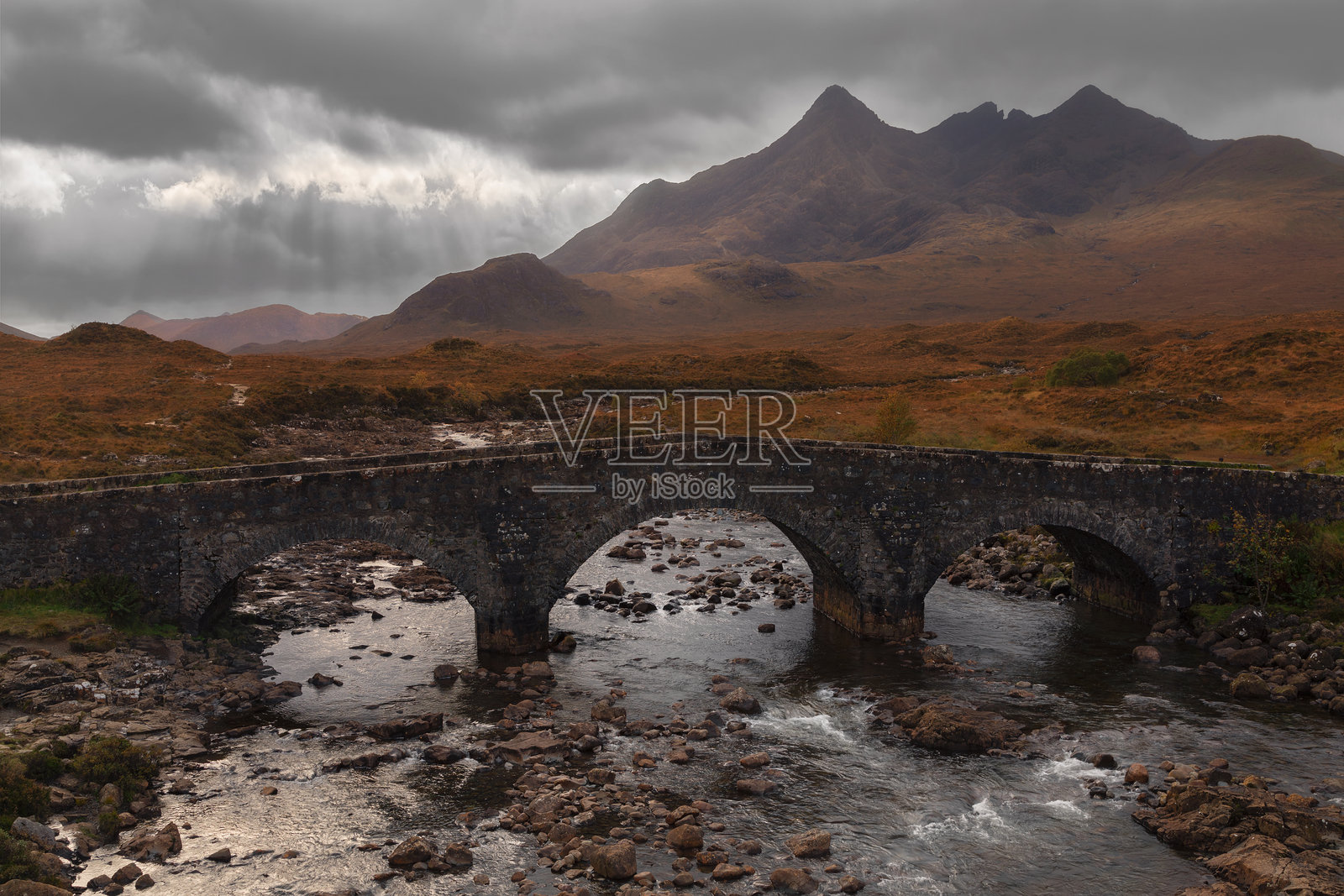 斯凯岛的斯利加汉河和库伊林山脉，苏格兰照片摄影图片