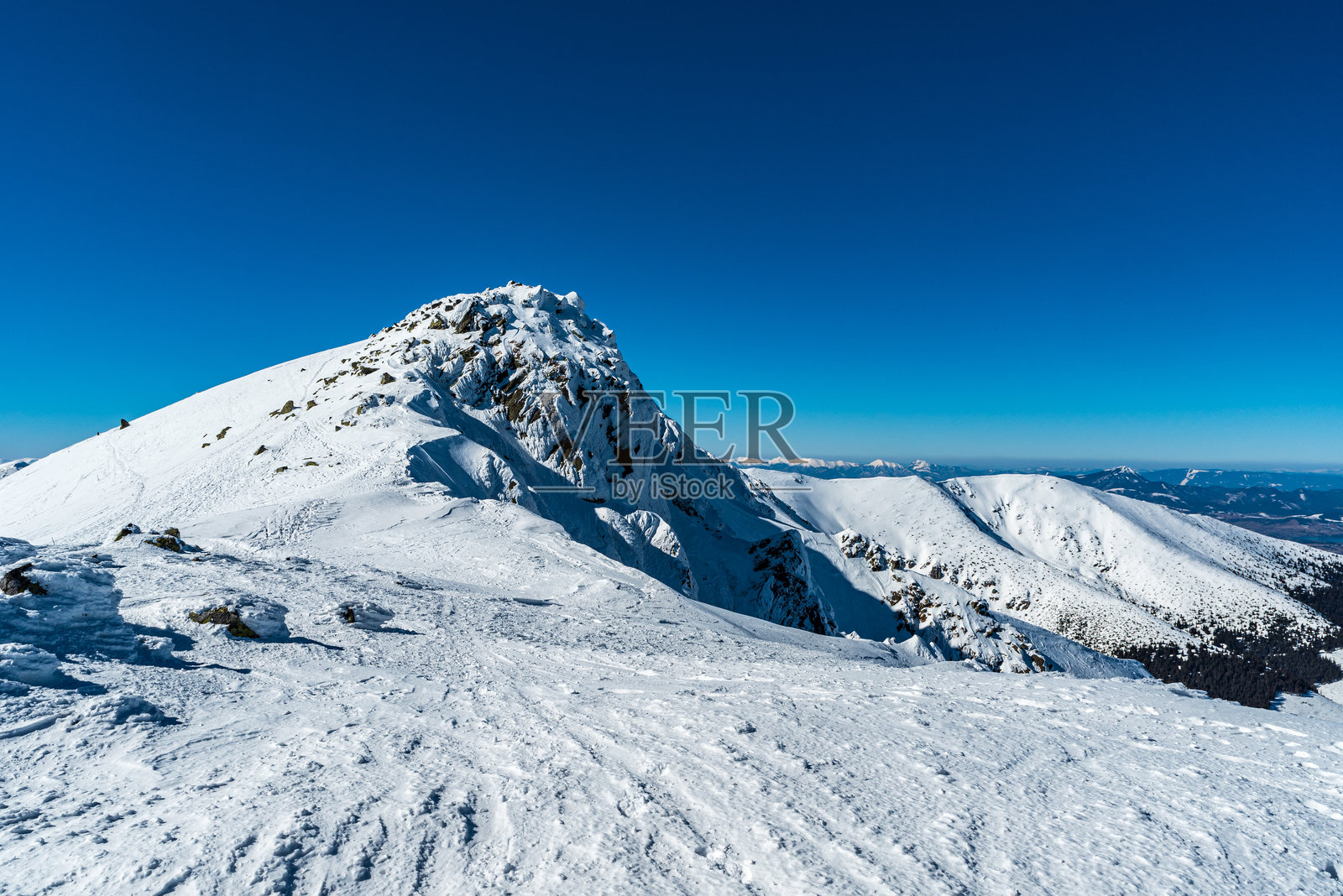 斯洛伐克冬季的尼兹基塔特里山脉中的德雷塞山，背景是马拉法特拉、维尔基霍克和库宾斯卡霍拉。照片摄影图片