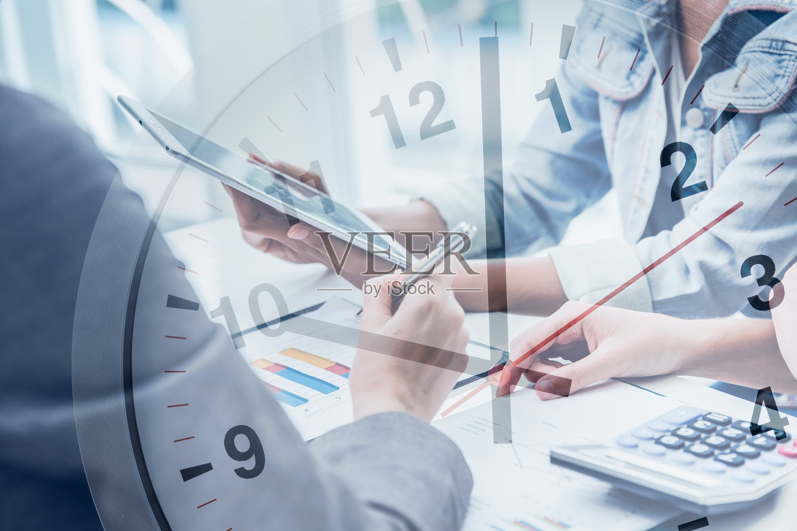 商业时间，商业团队在时间压力下协作应对工作挑战的概念，表现与工作时间的较量。照片摄影图片