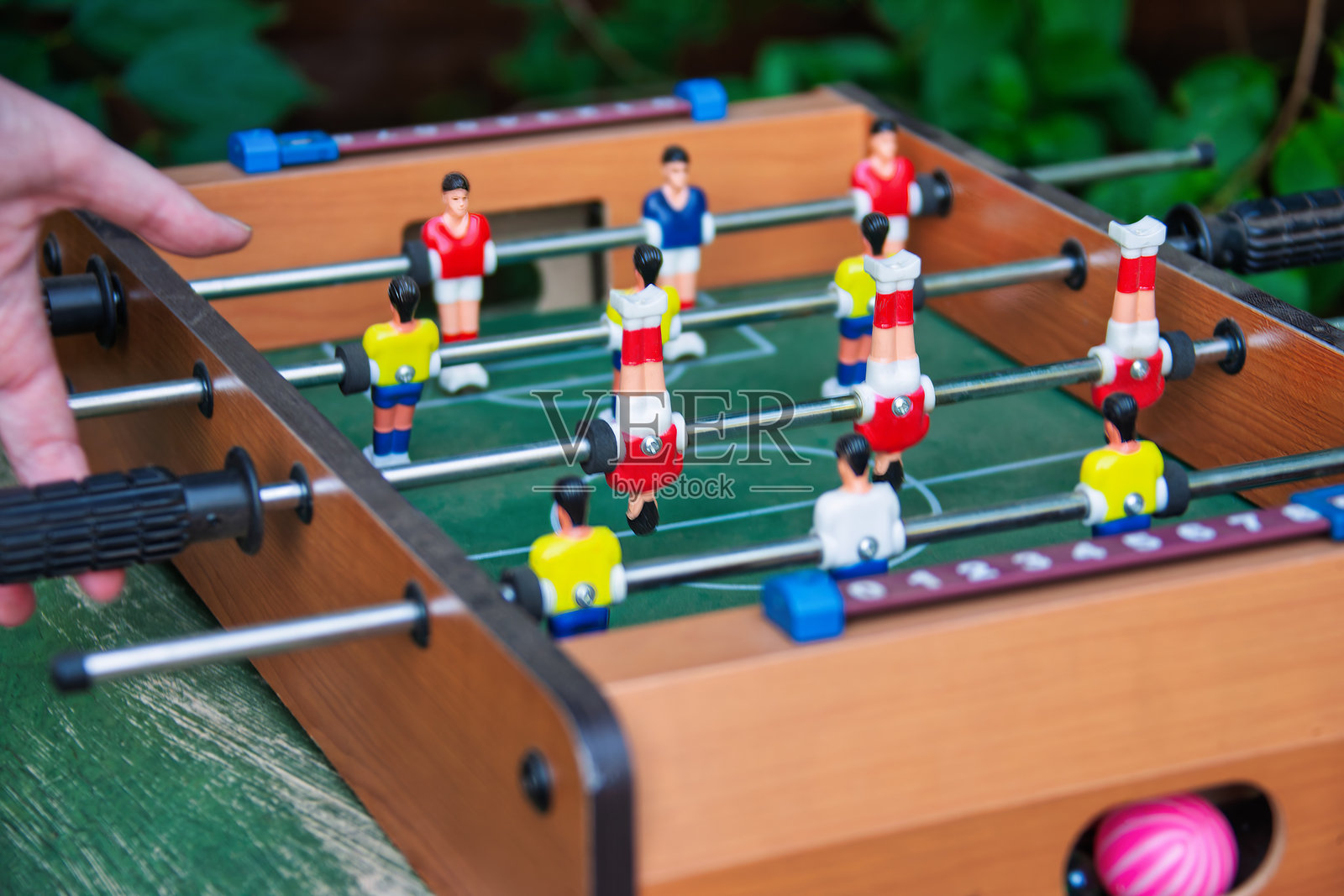 桌上足球,亦称为桌面足球,蓝色,黄色和红色的球员,在家中进行比赛