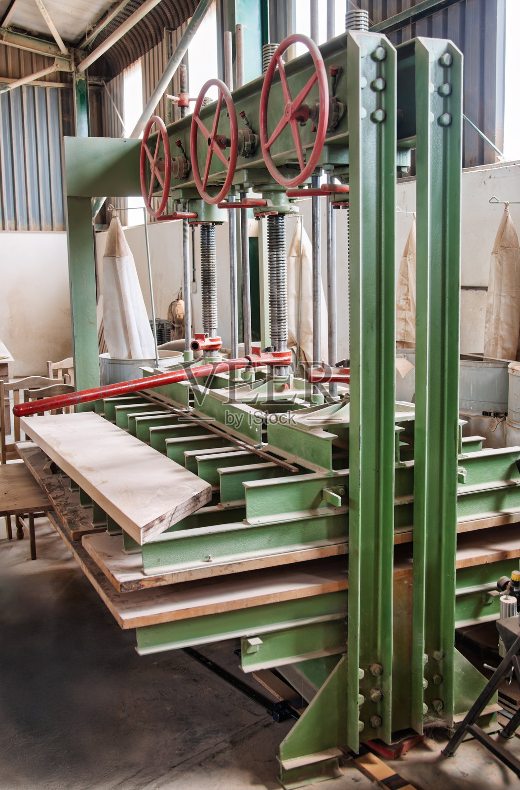 家具厂中的胶水压机螺丝，工业螺丝类型压缩照片摄影图片