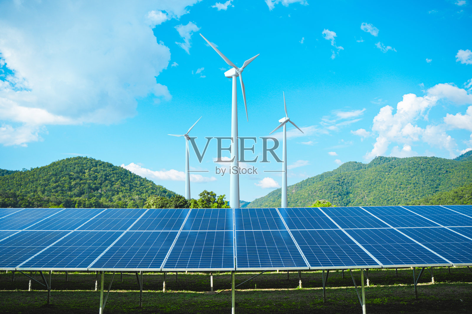 太阳能电池板被安装以与环境融为一体。清洁替代能源概念，环境，太阳能，发电机。照片摄影图片