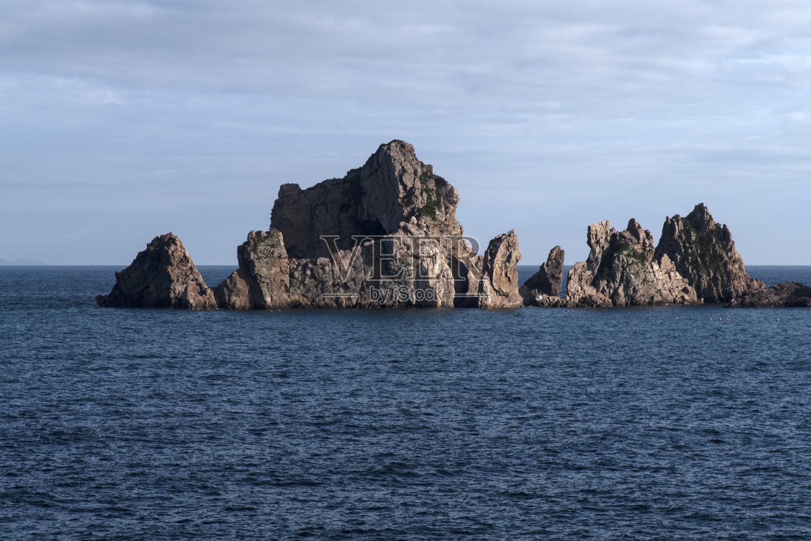海上的岩石照片摄影图片