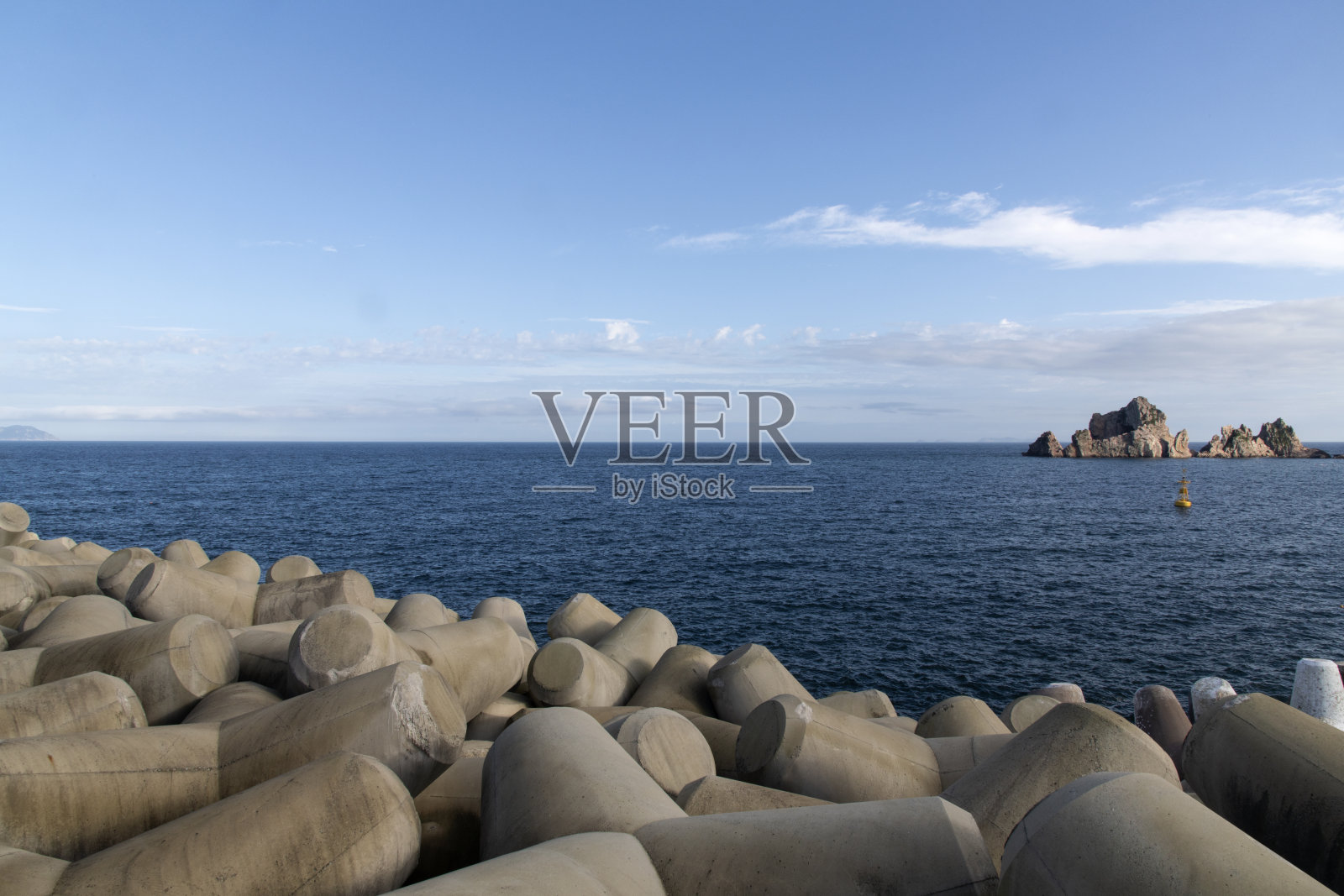 海上的码头和岩石照片摄影图片