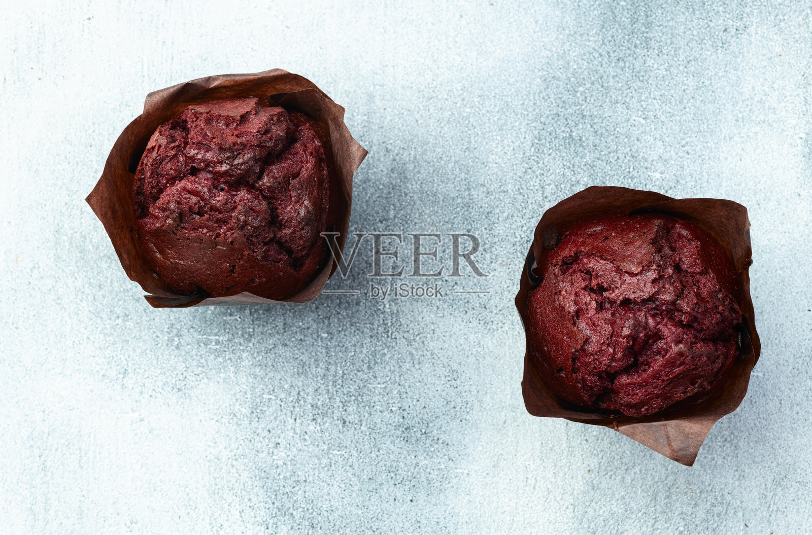 美味的烤浆果松饼（杯子蛋糕）。俯视图照片摄影图片