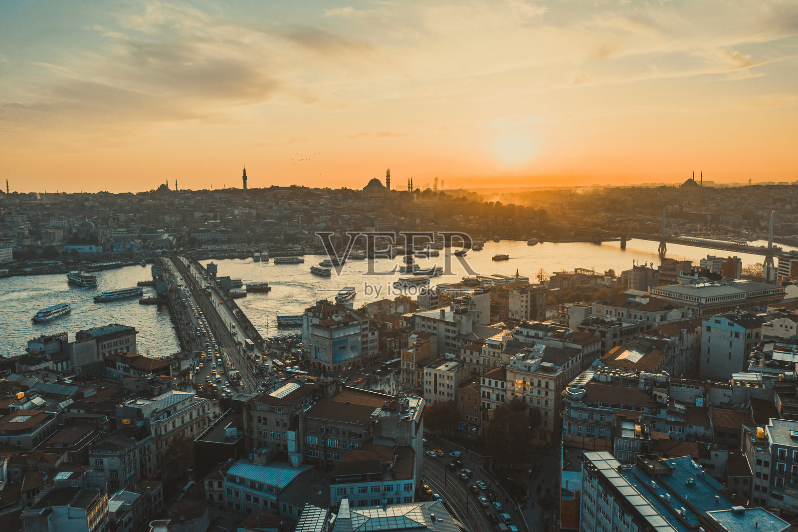 加拉塔桥。日落时分的伊斯坦布尔鸟瞰图。背景中有清真寺、加拉塔桥和海上交通。这是伊斯坦布尔独特的景观。照片摄影图片