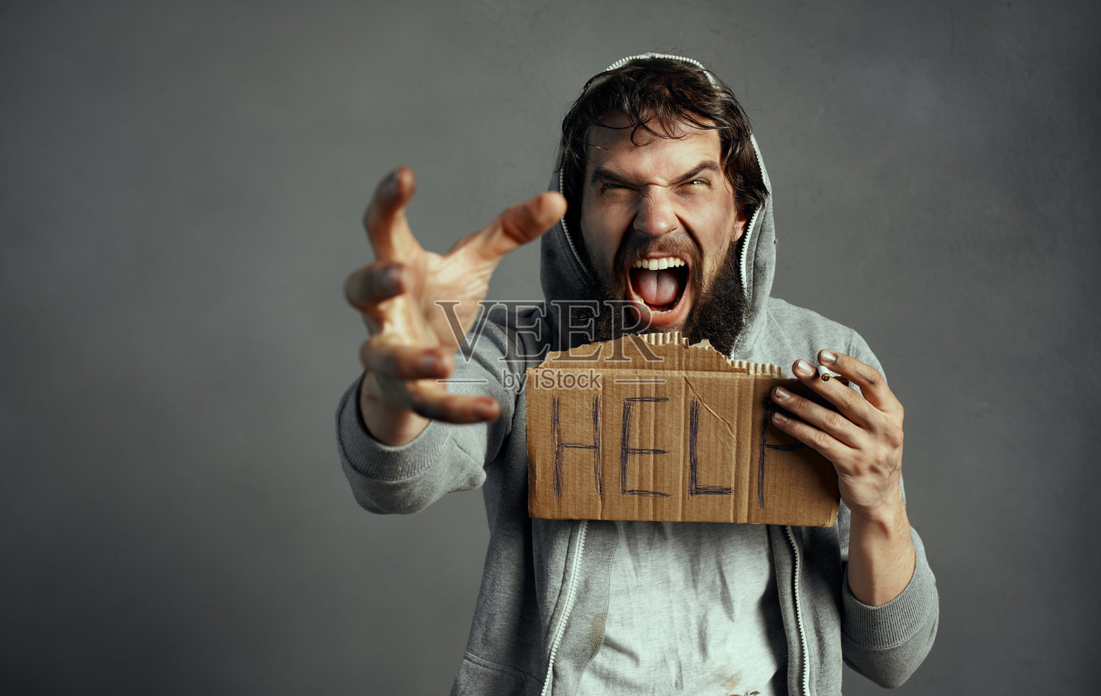 乞讨者呼喊求助，抑郁无家可归，面临经济问题照片摄影图片